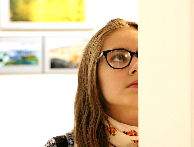 Studentka na výstavě